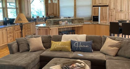 Fishing, Hiking, and Family Friendly Creekside Mountain Retreat