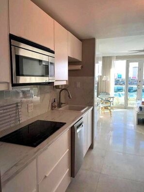 Fridge, microwave, stovetop, dishwasher