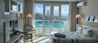 Lagoon View Studio - Balcony, Pool and Hot Tub