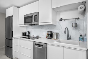 Coffee/tea maker, fridge, microwave, stovetop - Boutique Lagoon Retreat · Condado (San Juan)