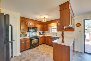 Fridge, microwave, stovetop, dishwasher