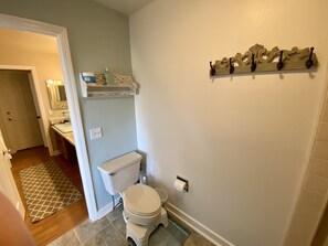Hair dryer, towels, soap, shampoo - Quaint and peaceful Queen Room with private entrance and bathroom. (Chico)