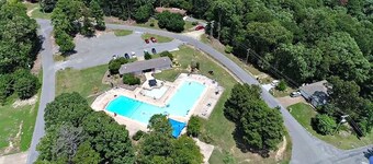 Resort Home on .5 Wooded Acres Sleeps up to 14. Fire pit for Smores! Hot Springs