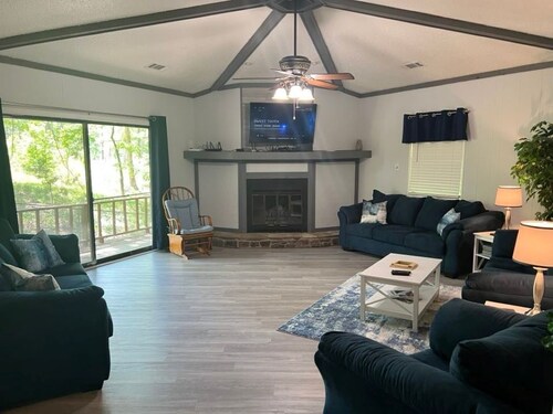 Resort Home on .5 Wooded Acres Sleeps up to 14. Fire pit for Smores! Hot Springs