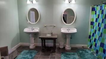 Dusche, Haartrockner, Bidet, Handtücher