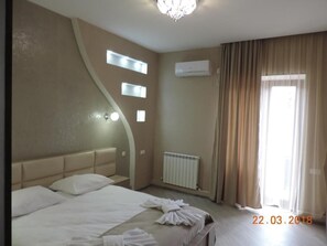 4 bedrooms, iron/ironing board, WiFi, bed sheets - it is a good and big apartment (Akhaltsikhe)