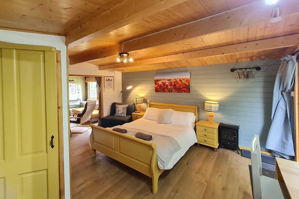 Family Size Wilderness Style Cabin Just off the A1
