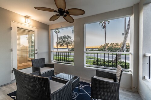 Gorgeous and Updated Waterfront Apartment 2 Bed #5