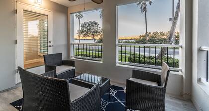 Gorgeous and Updated Waterfront Apartment 2 Bed #5