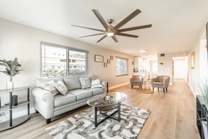 Living area - Gorgeous and Updated Waterfront Apartment 2 Bed #5 (Clearwater)