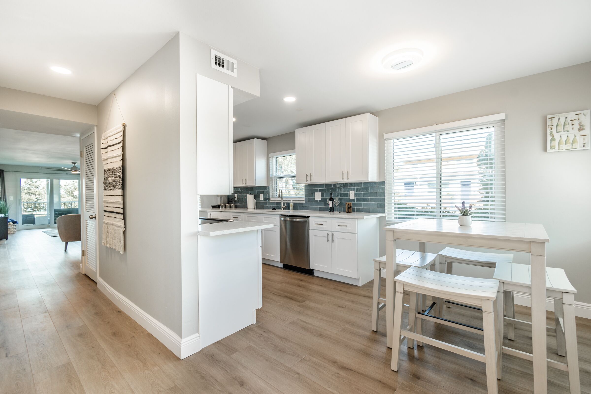 Gorgeous and Updated Waterfront Apartment 2 Bed #5