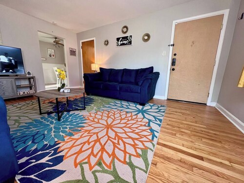 CincyShortStays Golden Escape 2 Bedroom Apartment 3