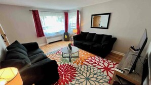 Ein Wohnzimmer mit einer Couch, einem Couchtisch und einer TV-Konsole.
