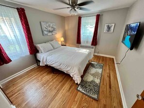 2 dormitorios, escritorio, tabla de planchar con plancha y Internet