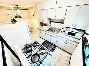 Kühlschrank, Mikrowelle, Ofen, Geschirrspüler