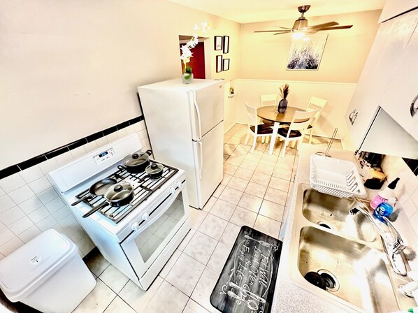 Kühlschrank, Mikrowelle, Ofen, Geschirrspüler