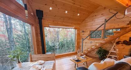 Secluded Luxury Treehouse - Hot Tub & Projector