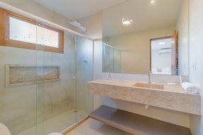 Chalet | Badezimmer | Dusche, Handtücher