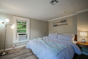 4 bedrooms, desk, iron/ironing board, free WiFi