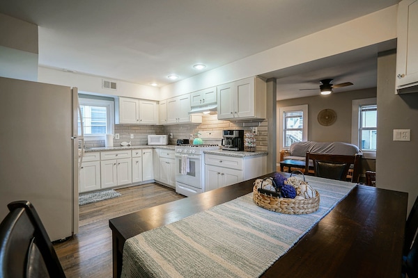 Een koelkast, een magnetron, een oven, een kookplaat