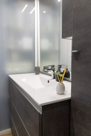 Ducha, secador de pelo, toallas, jabón