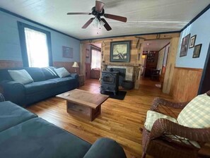 Smart TV, fireplace - The Farm - Adventure Resort New River Gorge (Rainelle)