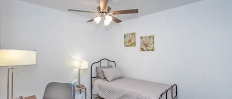 3 Schlafzimmer, Zimmersafe, Schreibtisch, Bügeleisen/Bügelbrett