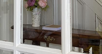 The Sutton House 2 blocks from Main Street & Courthouse Square