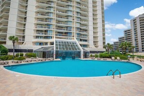 Una piscina cubierta, una piscina al aire libre