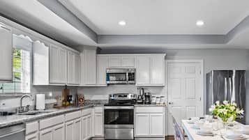 Een koelkast, een magnetron, een oven, een kookplaat