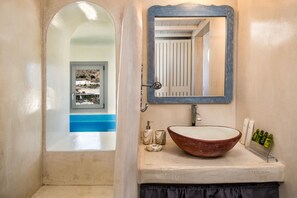 Séchoir à cheveux, serviettes fournies, savon, papier de toilette