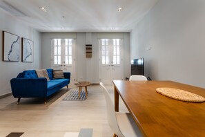 Habitación individual Deluxe | Área de sala de estar | Smart TV de 55 pulgadas con canales digitales y televisión 