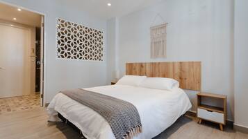 Deluxe Single Room | Laptop workspace, iron/ironing board, free WiFi, bed sheets