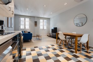 华丽单人房 | 起居区 | 55-英寸智能电视 （配备数码频道）、电视