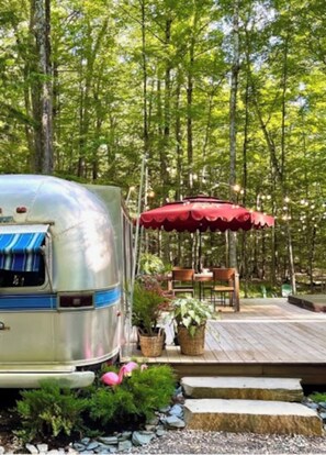 Outdoor dining - Luxury, modern AIRSTREAM at June Farms! (West Sand Lake)