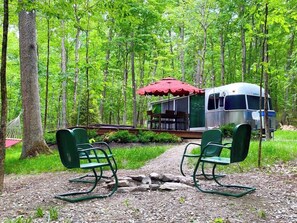 Outdoor dining - Luxury, modern AIRSTREAM at June Farms! (West Sand Lake)