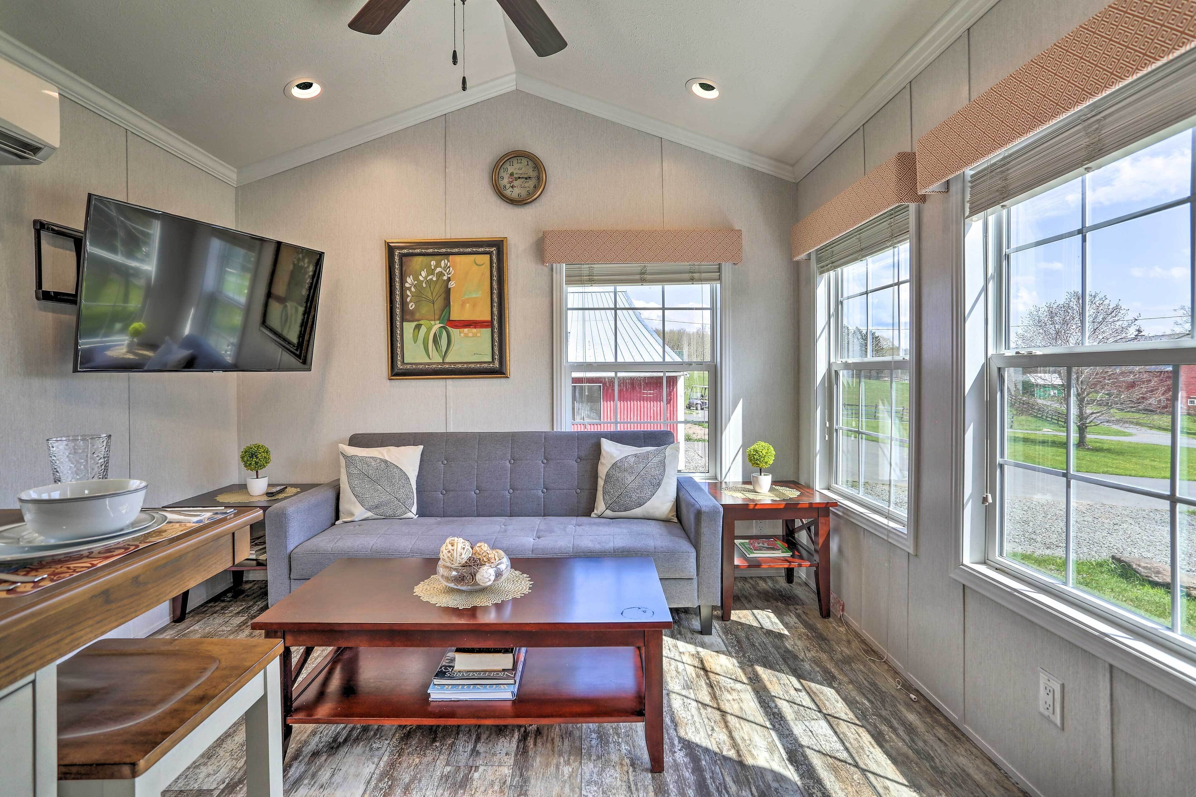 Country Cottage w/ Private Deck, Near Hiking!