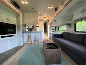 Smart TV, fireplace, books - Waterfront at the Pines of Canoe Neck (Abell)