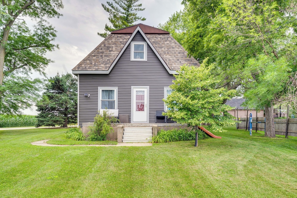 Charming Eagle Grove Farmhouse w/ Patio!