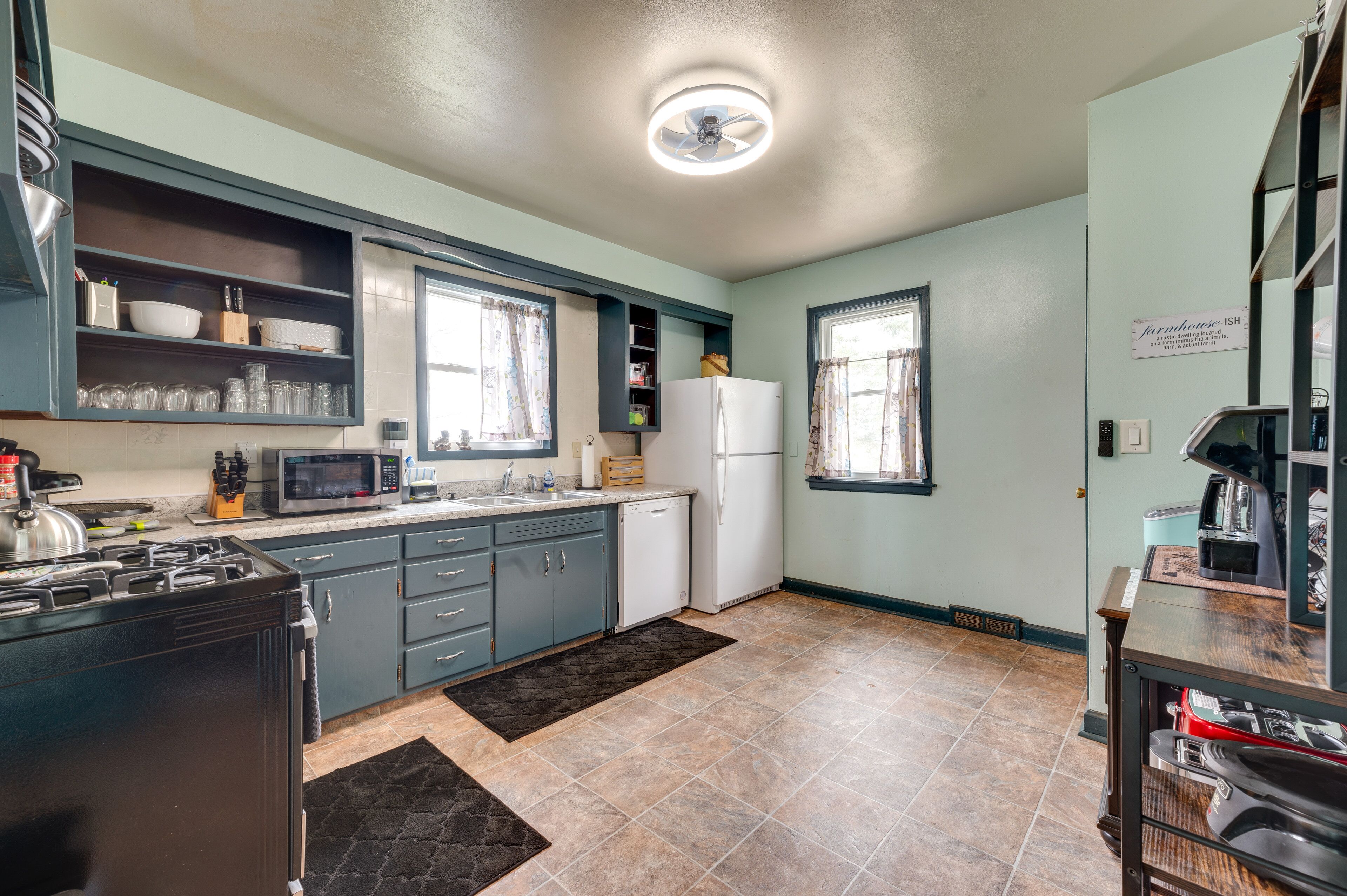 Charming Eagle Grove Farmhouse w/ Patio!