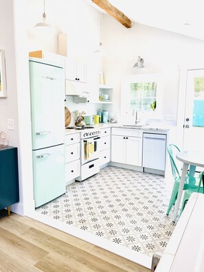 Refrigerador, microondas, horno, placa de cocina