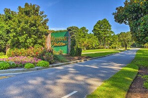 Property grounds - Myrtle Beach Condo w/ Pool: Near Golf & Mall! (Myrtle Beach)