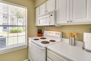 Microwave, oven, stovetop, dishwasher - Myrtle Beach Condo w/ Pool: Near Golf & Mall! (Myrtle Beach)