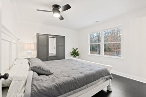 4 bedrooms, iron/ironing board, WiFi, bed sheets