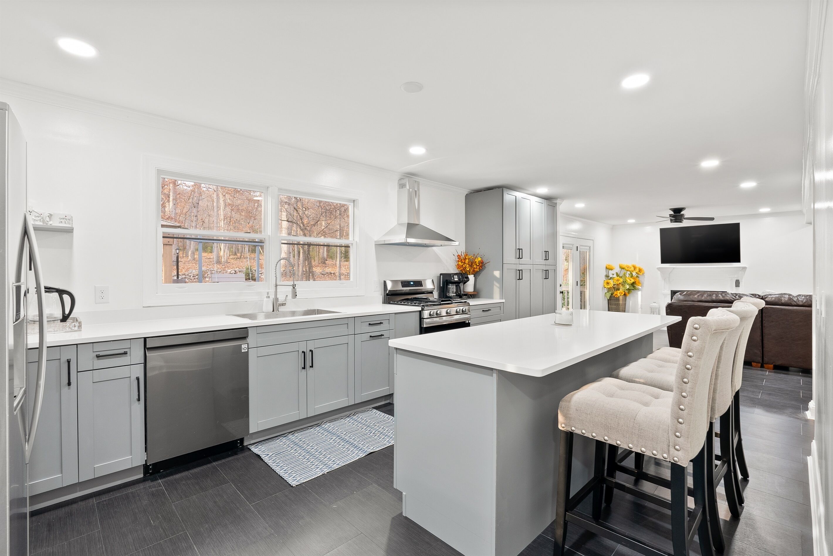 冷蔵庫、電子レンジ、オーブン、コンロ