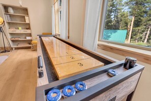 Games room - Indigo Luxury Home- 5BR, 3BA,Spa, 15 min to Ski (South Lake Tahoe)