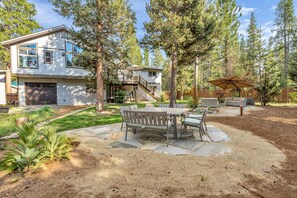 Outdoor dining - Indigo Luxury Home- 5BR, 3BA,Spa, 15 min to Ski (South Lake Tahoe)