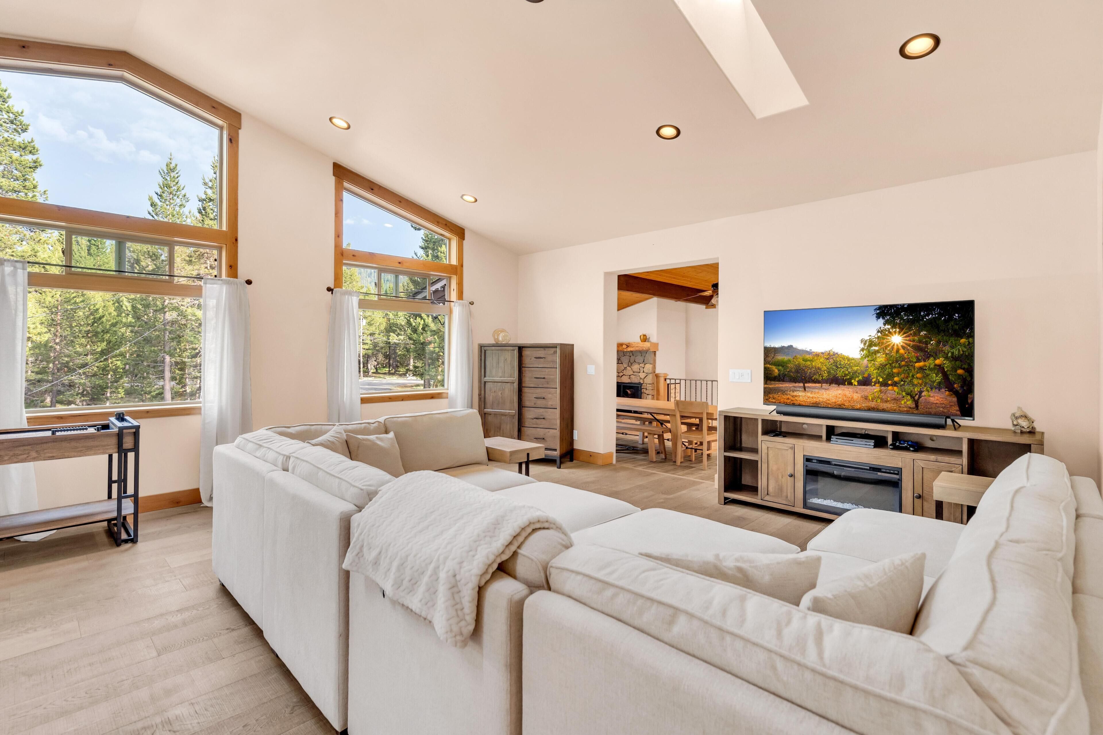 Smart TV, fireplace, stereo