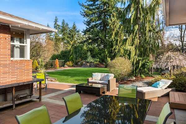 Outdoor dining and patio