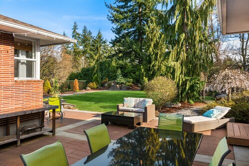 Luxury 4 bd/3ba Family Home near Ocean, Airport,  & Seattle XL yard w/sportcourt